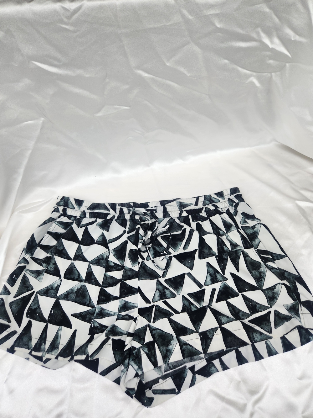 Jack by BB Dakota Black & White Geometric Drawstring Athletic Shorts